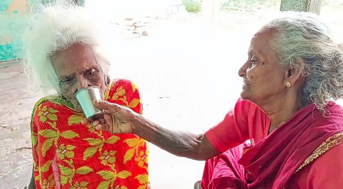 100 வயது தாயாரை பராமரிக்கும் 80 வயது மகள்