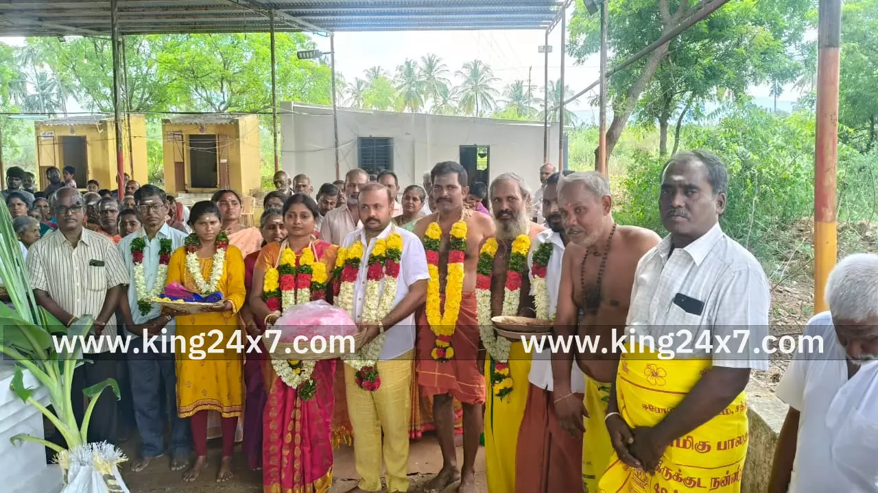 சத்தியம்கங்கலம் அருகே நாகாத்தம்மன் கோவிலில் நடைபெற்ற மகா சண்டிகா மற்றும் திருமண நீக்கும் யாகத்தில் கலந்து கொண்டவர்கள் சத்தியம்கங்கலம் அருகே நாகாத்தம்மன் கோவிலில் நடைபெற்ற மகா சண்டிகா மற்றும் திருமண நீக்கும் யாகத்தில் கலந்து கொண்டவர்கள்