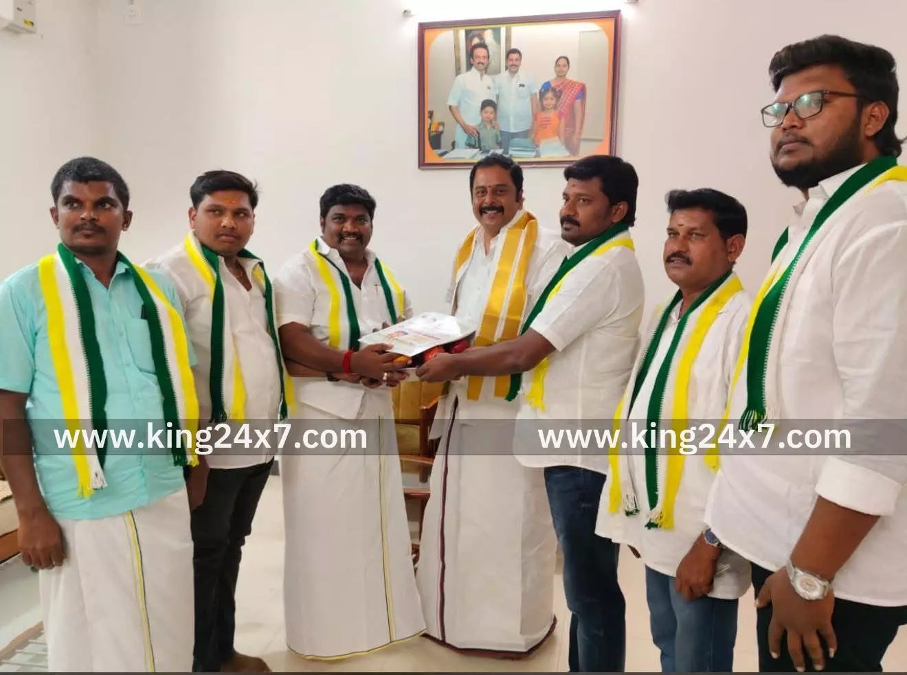 ஈரோடு நாடாளுமன்ற உறுப்பினர் கே.இ.பிரகாஷ் உடன் கே.எஸ்.ராஜ் கவுண்டர் சந்திப்பு!! ஈரோடு நாடாளுமன்ற உறுப்பினர் கே.இ.பிரகாஷ் உடன் கே.எஸ்.ராஜ் கவுண்டர் சந்திப்பு!!