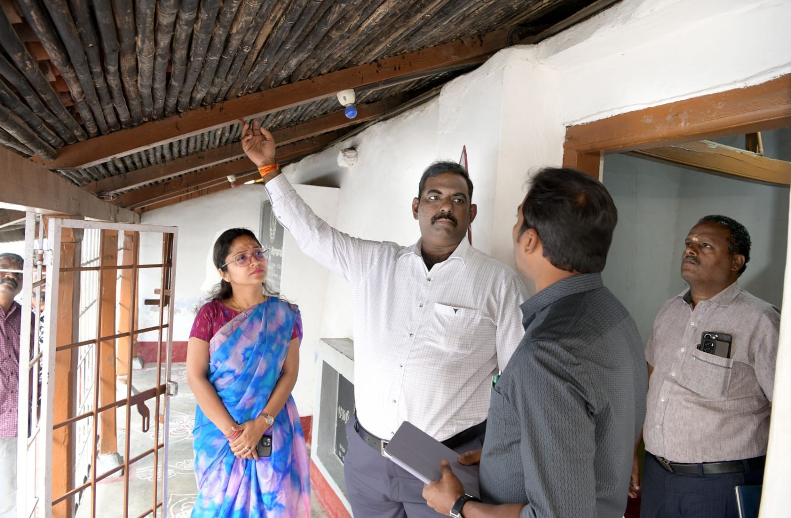 இராஜாஜி நினைவு இல்லத்தில் மறுசீரமைப்பு பணியை ஆய்வு செய்த கலெக்டர்.