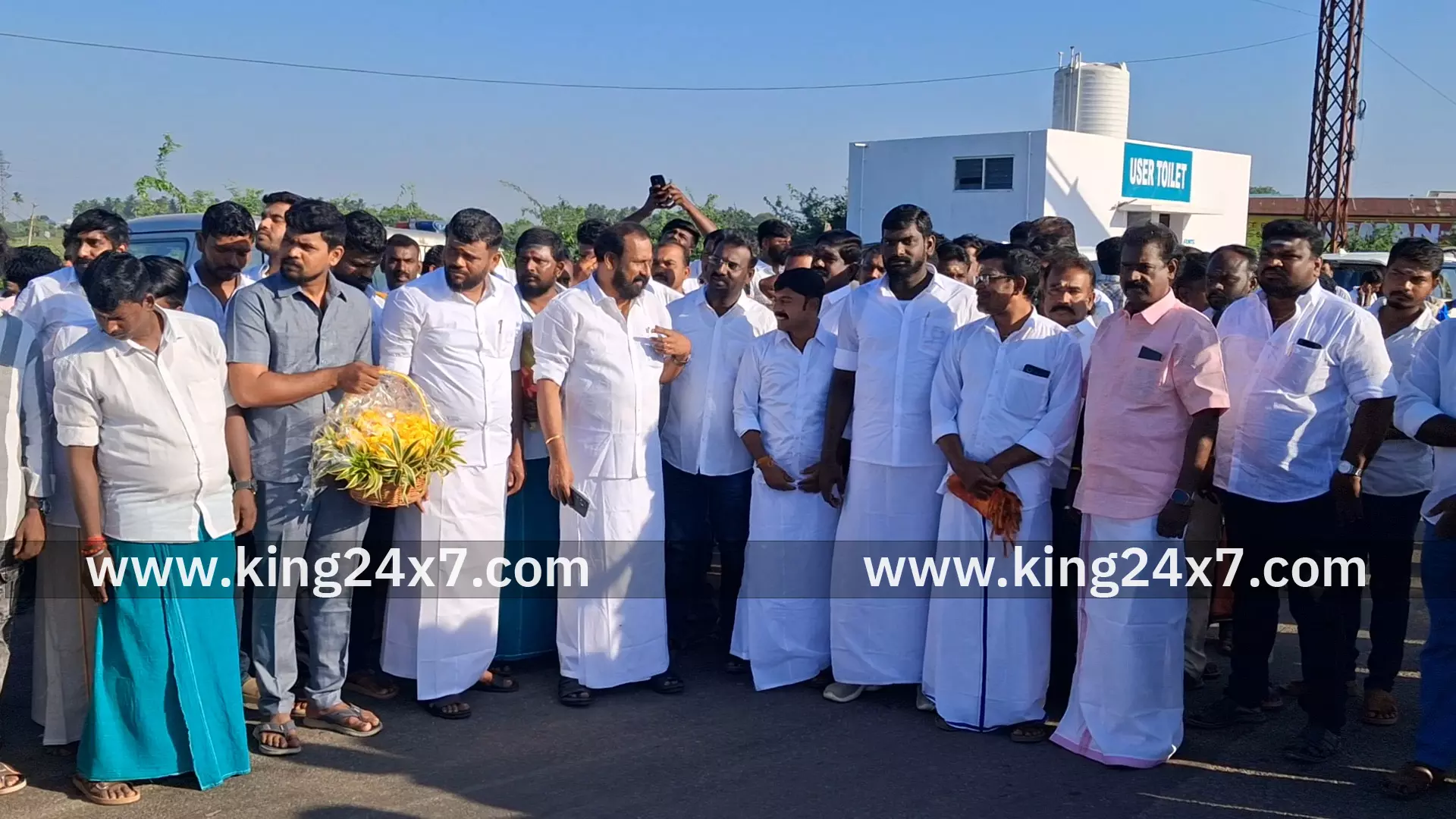 முன்னாள் முதல்வருக்கு வரவேற்பளித்த நேதாஜி சுபாஷ் சேனை கட்சியினர்.