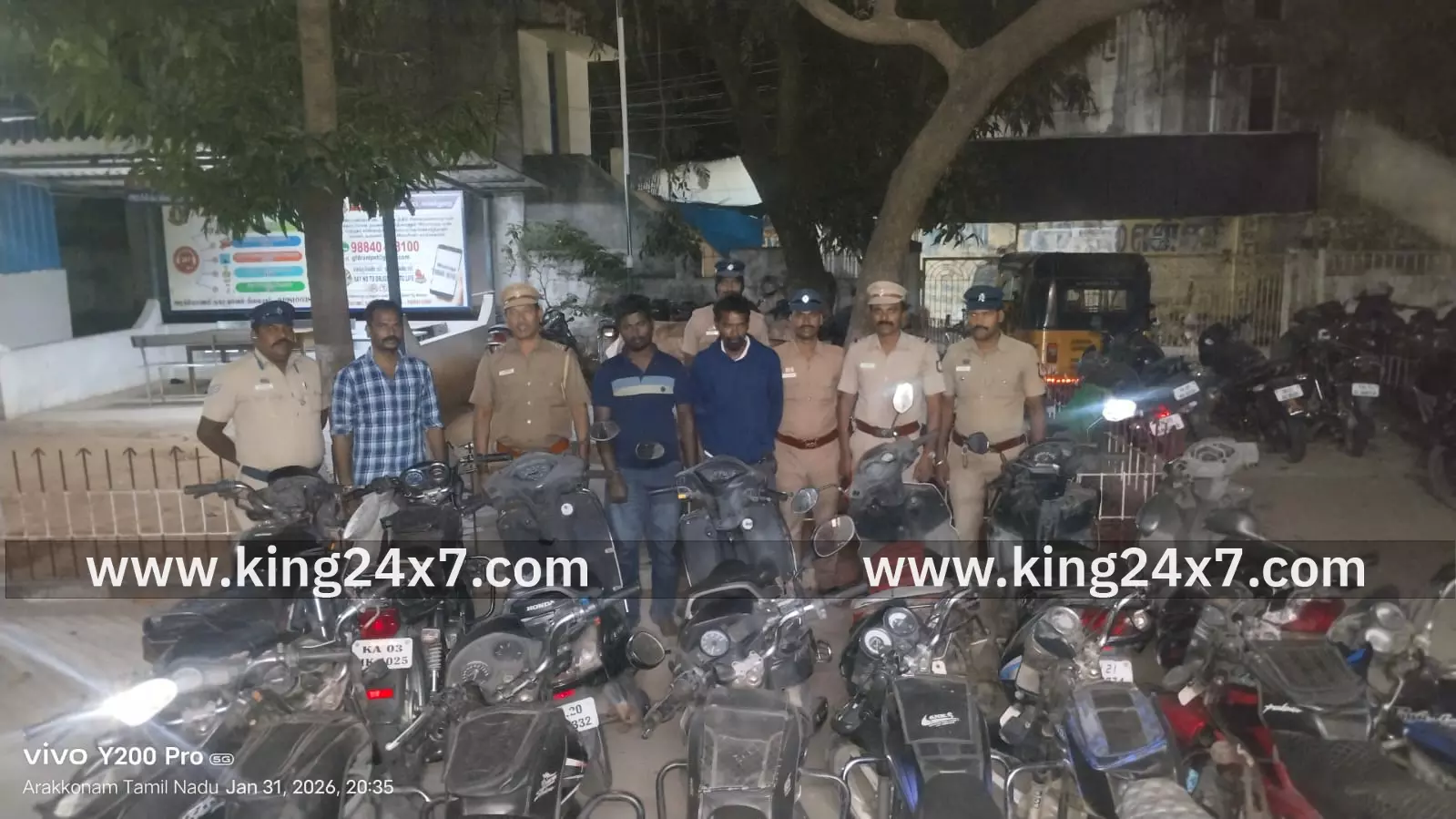 இருசக்கர வாகனங்களை திருடிய இரண்டு நபர்கள் கைது செய்யப்பட்டு அவர்களிடமிருந்து 15 இருசக்கர வாகனங்கள் மீட்ட அரக்கோணம் காவல்துறையினர்.