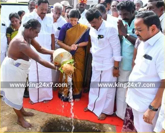 தக்கோலம் விருத்தசீர ஆற்றின் குறுக்கே ரூபாய் 17.65 கோடி மதிப்பீட்டில்  புதிய உயர்மட்ட மேம்பாலம் அமைக்கும் பணிக்கு அமைச்சர் ஆர்.காந்தி  அடிக்கல் நாட்டினார்.