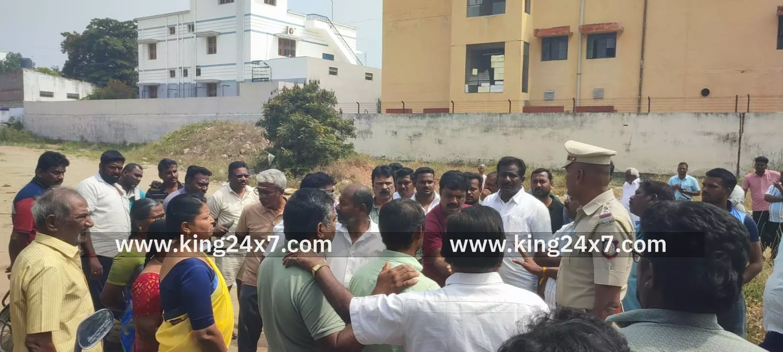 செல்போன் டவர் அமைக்க பொதுமக்கள் எதிர்ப்பு.