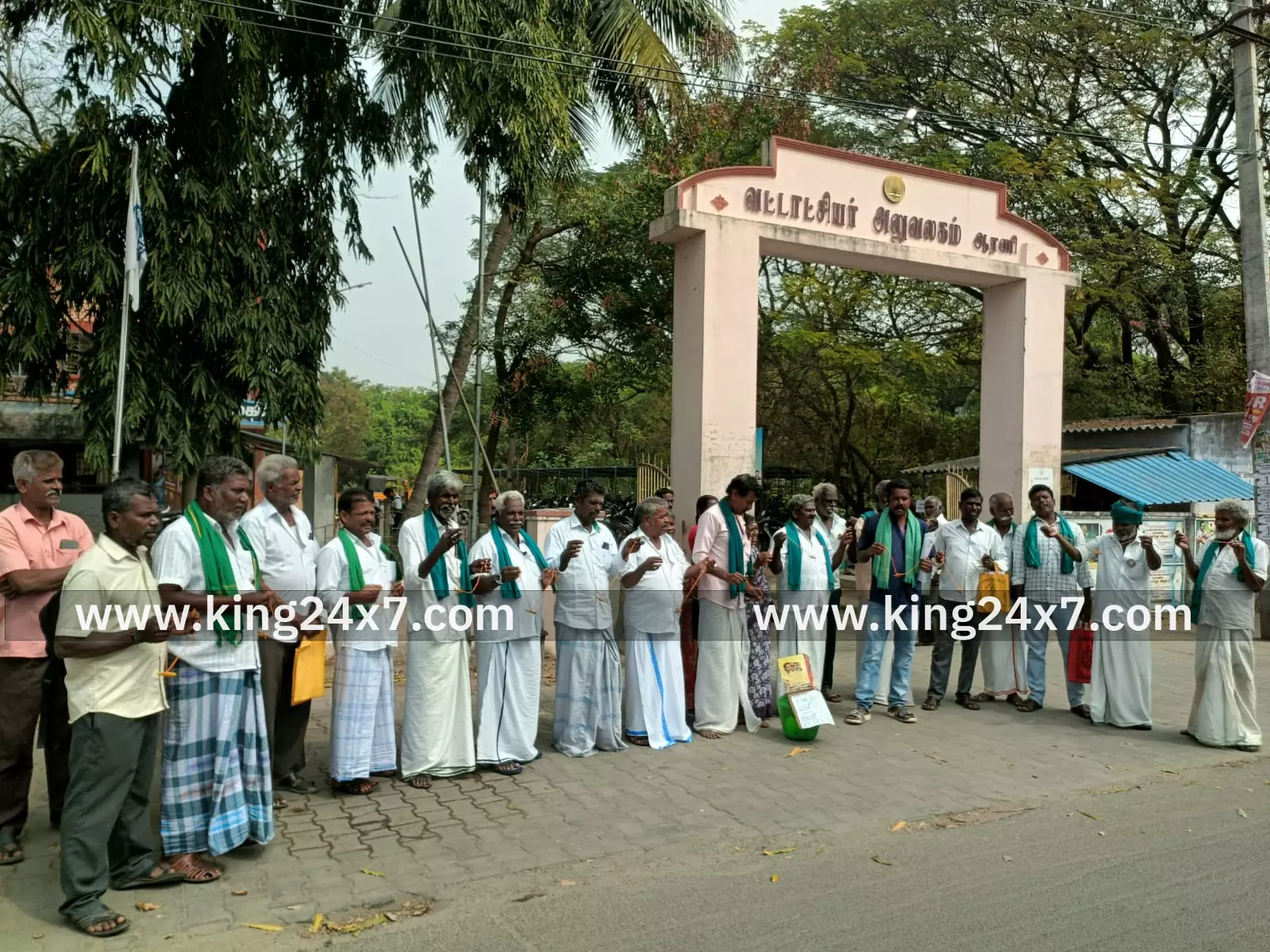 ஆரணியில் கோரிக்கைகளை வலியுறுத்தி விவசாயிகள் தாலிக்கயிறுகளுடன் ஆர்ப்பாட்டம்.