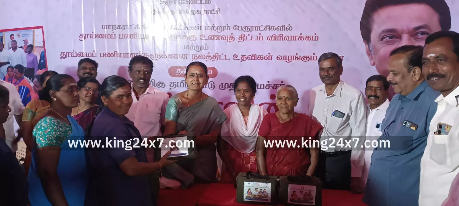 குளித்தலை நகராட்சியில் தூய்மை பணியாளர்களுக்கு உணவு வழங்கும் திட்டம் துவக்க விழா