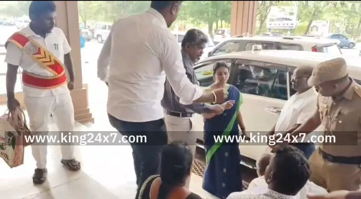 மாவட்ட ஆட்சியர் அலுவலகம் முன்பு  பொதுமக்கள்  தரையில்  அமர்ந்து தர்ணா போராட்டத்தில் ஈடுபட்டதால் பரபரப்பு ஏற்பட்டது.