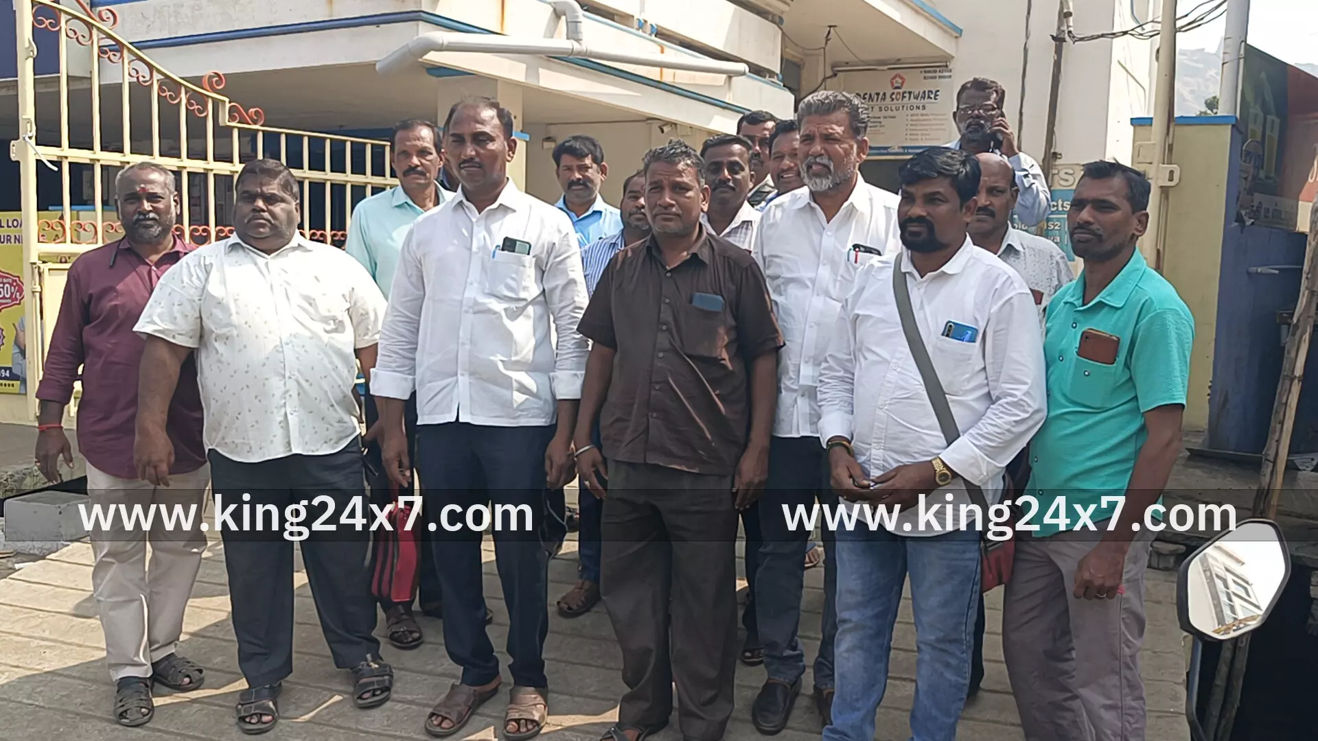 திருச்செங்கோட்டில் டாஸ்மார்க் ஊழியர்கள் 12 மணி முதல் 3 மணி வரை டாஸ்மார்க் கடைகளை அடைத்து அடையாள வேலை நிறுத்தம்