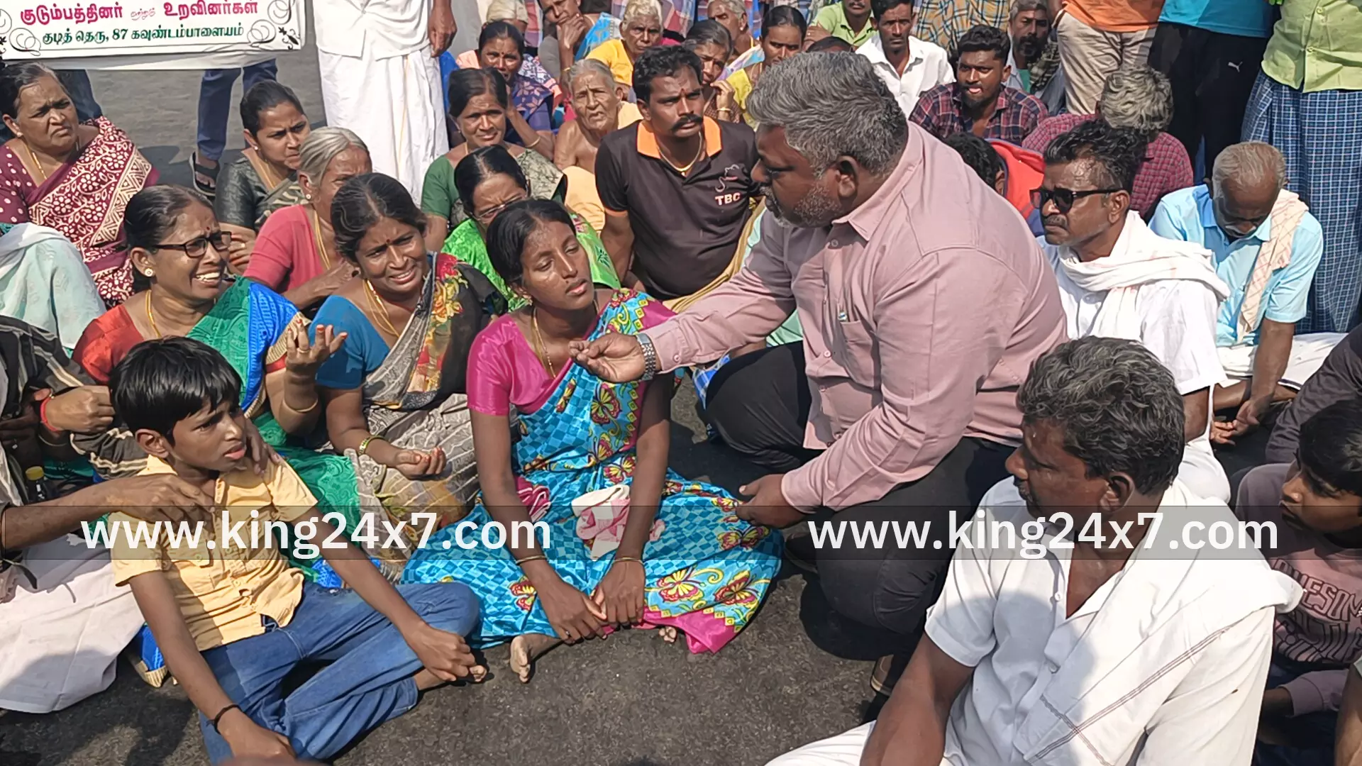 திருச்செங்கோடு அருகே உள்ள குமாரமங்கலம் பகுதியில் 3வது படிக்கும் மாணவி ரக்க்ஷிதா மர்மமான முறையில் இறந்ததை அடுத்து உறவினர்கள் சாலை மறியல் இழப்பீடு அரசு வேலை கேட்டு போராட்டம்