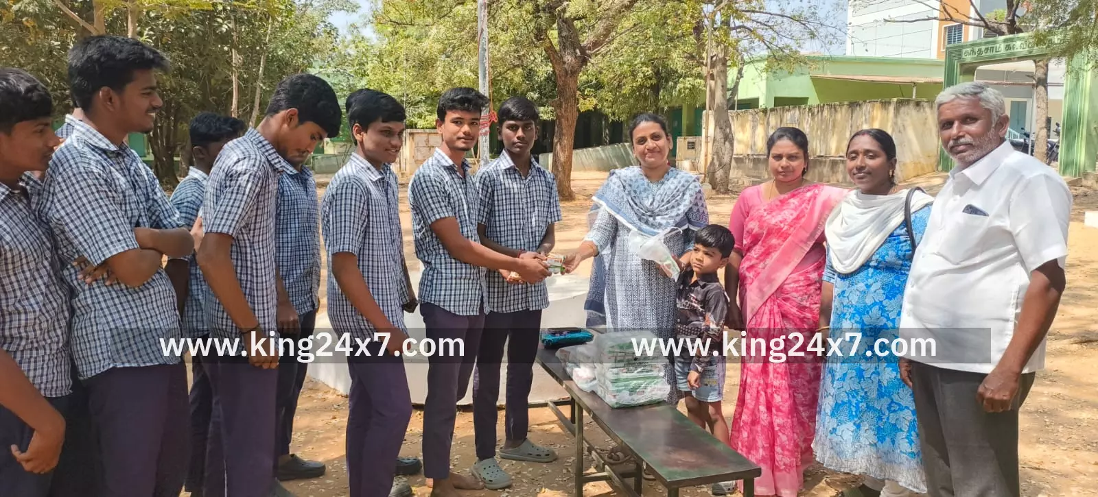 அரசு பள்ளி   மாணவர்களுக்கு மாலை  நேர சிற்றுண்டி