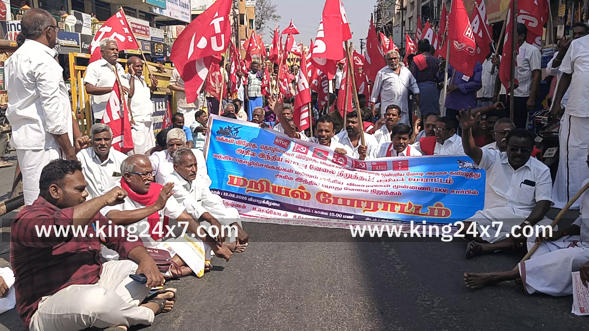 மோடி அரசின் தொழிலாளர் விரோத போக்கைகண்டித்து மத்திய தொழிற்சங்கங்கள் மற்றும் ஐக்கிய விவசாயிகள் முன்னணியை சேர்ந்த பல்வேறு சங்கங்களைச் சேர்ந்த தொழிலாளர்கள்  சாலை மறியல்