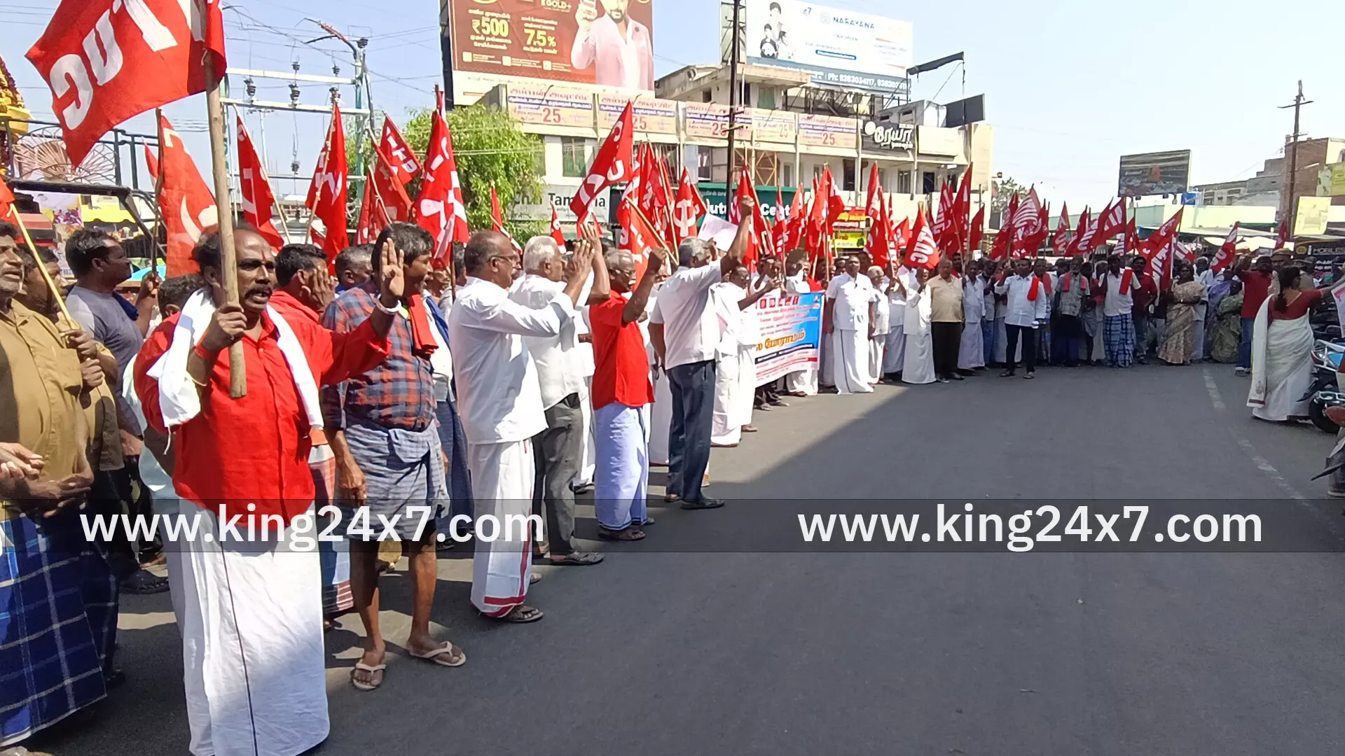 மோடி அரசின் தொழிலாளர் விரோத போக்கைகண்டித்து மத்திய தொழிற்சங்கங்கள் மற்றும் ஐக்கிய விவசாயிகள் முன்னணியை சேர்ந்த பல்வேறு சங்கங்களைச் சேர்ந்த தொழிலாளர்கள் சாலை மறியல் மோடி அரசின் தொழிலாளர் விரோத போக்கைகண்டித்து மத்திய தொழிற்சங்கங்கள் மற்றும் ஐக்கிய விவசாயிகள் முன்னணியை சேர்ந்த பல்வேறு சங்கங்களைச் சேர்ந்த தொழிலாளர்கள் சாலை மறியல்