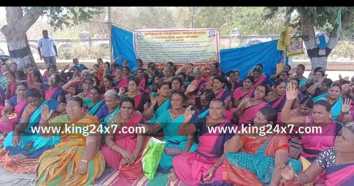 கரூரில் 10-வது நாளாக கோரிக்கைகளை வலியுறுத்தி தமிழ்நாடு சத்துணவு அங்கன்வாடி சங்கங்களின் கூட்டமைப்பு சார்பில் ஆர்ப்பாட்டம் நடைபெற்றது.