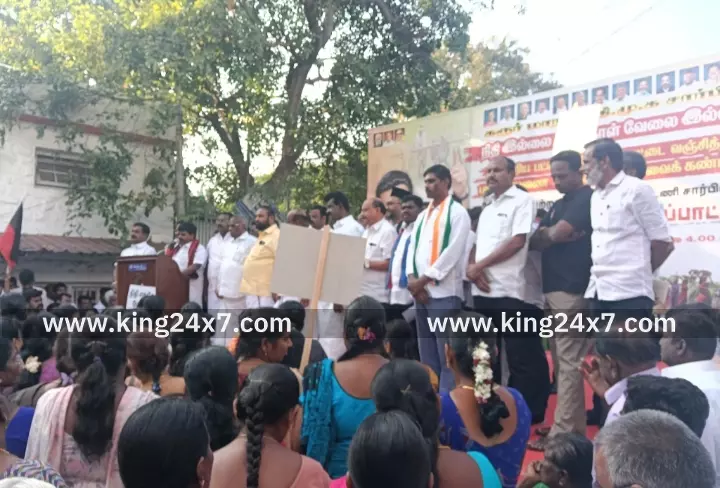 ஒன்றிய அரசின் பட்ஜெட்டை கண்டித்து கரூரில் திமுக சார்பில் கண்டன ஆர்ப்பாட்டம் நடைபெற்றது. ஒன்றிய அரசின் பட்ஜெட்டை கண்டித்து கரூரில் திமுக சார்பில் கண்டன ஆர்ப்பாட்டம் நடைபெற்றது.